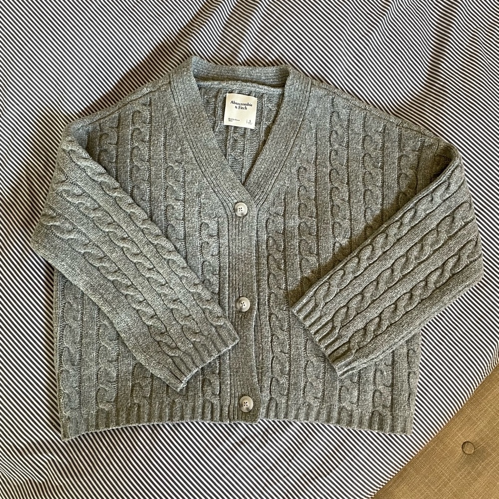 Like new, Abercrombie cable relaxed cardigan, grey, size small